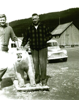 Johannes Arntzen hadde bakgrunn fra bde Kraft, Triumf og Fram fr han startet komfyrfabrikken Granat. Her t.h., sammen med broren Harald Bergby. Bildet er tatt i Troms ca. 1953.