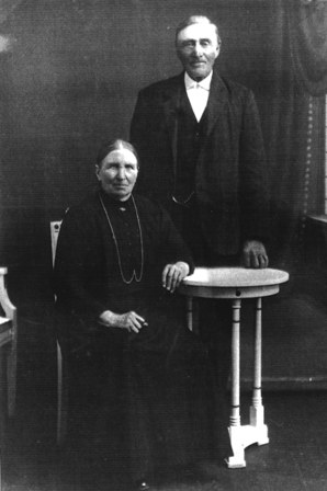 Ekteparet Lovise og Mathis Lunde. De giftet seg 2. mai 1862. I forbindelse med diamantbryllupet i 1922 fortalte Mathis til avisa Glommen at det kostet tre daler til presten og en mark til klokkeren  bli viet. I tillegg ofret hele brudelyden den gang.