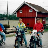 Unge neaskausinger på moped