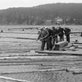 Fem leneabeidere i arbeid 1942.