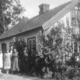 Foran bryggerhuset på Østre Bergerud