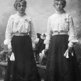 Anette og Mathilde på Nordre Lundeberget