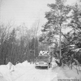 Tømmerbilen på vei ut av skogen