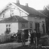 Familien foran butikken på Tangen