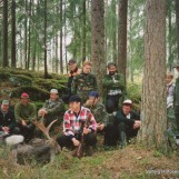 Oksen er skutt og jegerne samles