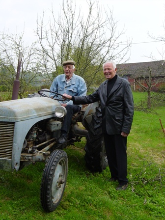 Arve B startet i 1948 maskinstasjon og kjrte i over ti r for bnder i Varteig. Dette bildet er tatt 56 r senere. Her er han i frersetet p en 1951-modell Ferguson 