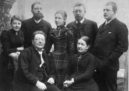 Familien Schirn fotografert i 1892 i Holmestrand. Foran fra venstre Frederik Sigismund og Sophie Henriette Camilla Schirn. Bak str de fem barna som vokste opp - Sofie Henriette Kamilla, Joakim, Fanny Marie Therese, Karl Theodor og Johan Ludvig.