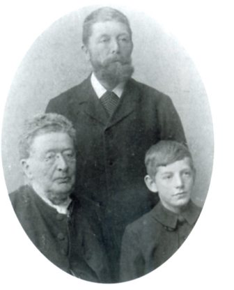 Tre generasjoner Schirn. Foran til venstre Frederik Sigismund Schirn, som var sokneprest i Varteig. Deretter snnen Joakim og snnesnnen Fredrik. Bildet er tatt omkring 1905.